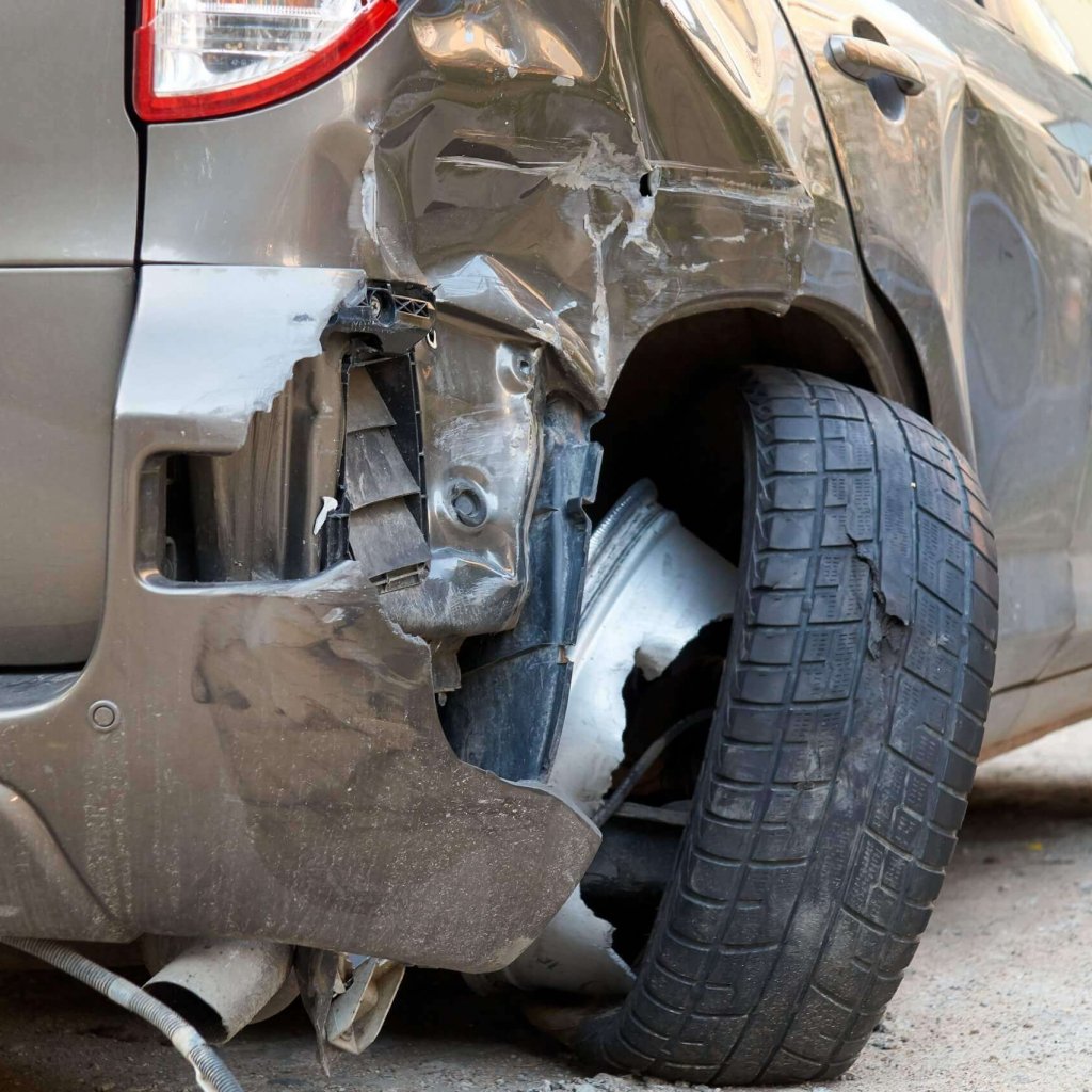 autounfall-auf-einer-strasse-scaled